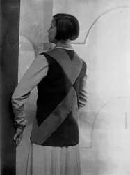 Porträtt av Marion Wulz i klänning designad av Anita Pittoni, ca 1940 (svartvitt foto)