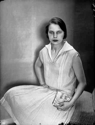 Porträtt av Marion Wulz med klänning av Anita Pittoni, ca 1930 (svartvitt foto)