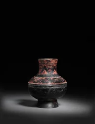 Liten rödmålad svartlackerad svart keramikburk, Hu, 476-221 f.Kr.