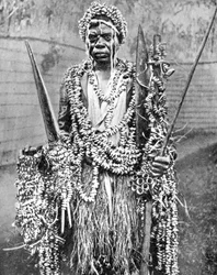 En häxdoktor, Uganda, Afrika, 1936.