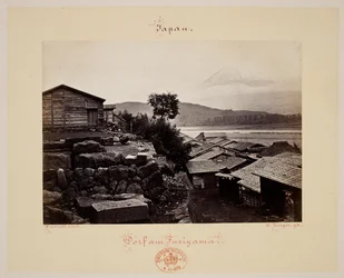 Fusiyama. Hus och berget Fuji i bakgrunden.