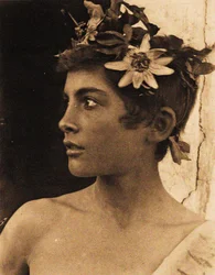 Studie av en siciliansk pojke med passionsblommor i håret, Sicilien, ca 1899 (foto)