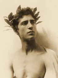 Studie av en pojke som bär en krans, Sicilien, C.1898 (sepiafoto)