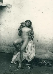 Ung pojke håller får, Sicilien. ca 1899 (svartvitt foto)