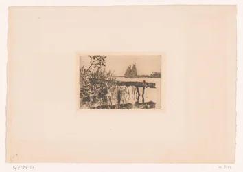 Landgång på stranden, bakom två segelbåtar Mörk (originaltitel)