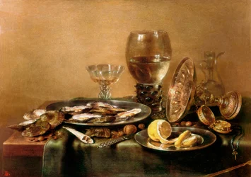 Stilleben som består av ostron, citron, glas och guldservis