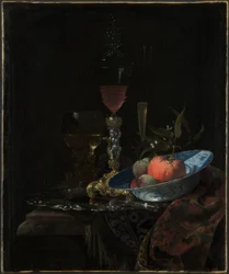 Vinglas och en skål med frukt