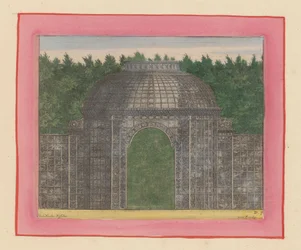 Lusthus av spaljé med en port i mitten framför en häck i Versailles trädgårdar