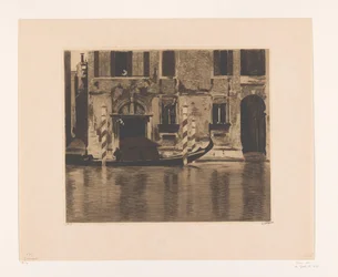 Förtöjd gondol med överbyggnad i en kanal i Venedig - Gondol med överbyggnad i Canal Grande, Venedig (originaltitel)