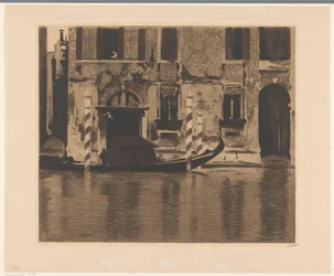 Gondol med överbyggnad i Canal Grande i Venedig