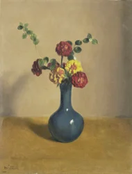 En bukett ringblommor i en blå vas