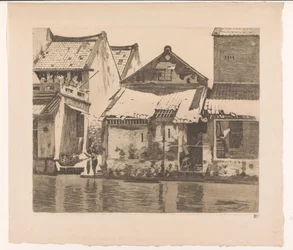 Bostäder längs en flod i Batavia med en kvinna som tvättar kläder Hus på kali. Till vänster en passage mellan husen, där en vaxande kvinna står, Batavia (originaltitel)