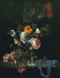 Blomsterstilleben med en klocka