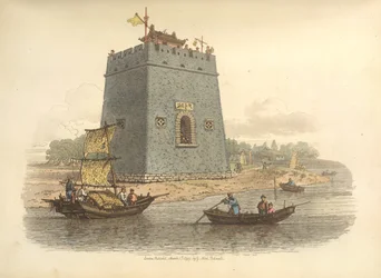 Utsikt över ett slott. Beskrivs som nära staden Tien-sin. Inom murarna finns en byggnad för att skydda vakthavande vakthavare, en av dem slår en gonggong för att tillkännage för garnisonen att en vicerist eller mandarin av rang närmar sig.