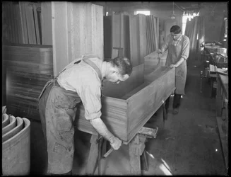 Justering av sidorna och botten av skalet på en träkista, Oneida, New York, 3 april 1916