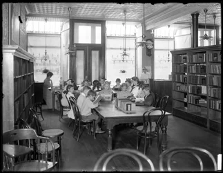 Barn som läser i läsesalen i en oidentifierad filial av Queens Borough Public Library, c.1910