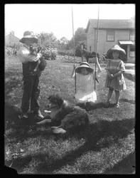 Barn med hund och valp samlade runt en repgunga på McCready Farm, Pennsylvania, ca 1913.