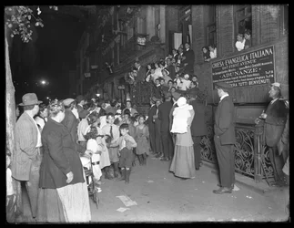 Folkmassor vid John Hall Memorial Chapel, 63rd Street och Second Avenue, New York, 25 september 1914