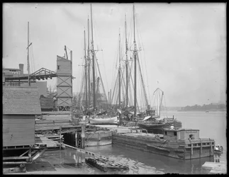 Hamnar och båtar vid oidentifierad strand, möjligen Harlem River, Inwood, New York, ca 1910