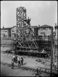Uppförande av en betongblandare på 1910 63rd Street, Brooklyn, ca 1914
