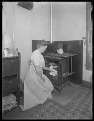 Ethel Grey Magaw Hassler tar bröd från ugnen, ca 1913