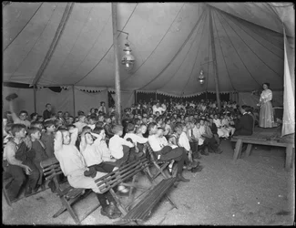 Evangelistic Society barnmöte, East 67th Street och Avenue A, New York City, 24 juli 1914