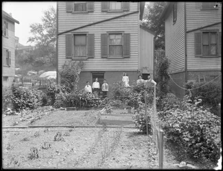 Familj poserar intill sin grönsaksodling på bakgården, Inwood, New York, ca 1910