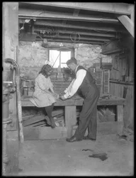 Frank P. Hassler och Mary Hassler i källaren, Glen Ellyn, c.1912