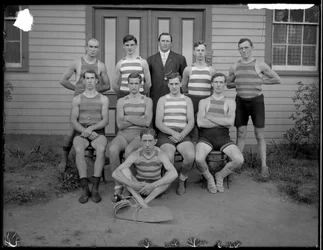 Grupp av oidentifierade unga män poserar i simdräkt, c.1910