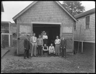 Grupporträtt av den engelske boxaren William Thomas Wells (Bombardier Billy Wells), Jim Maloney, Syd och andra oidentifierade följeslagare (Brown), stående framför ett oidentifierat garage, ca 1911