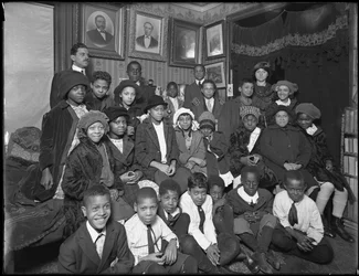 Gruppporträtt av Mrs Harris klass, 308 W. 148th Street, New York City, 7 mars 1916.