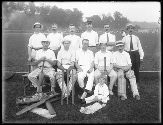 Gruppporträtt av Holdsport Cricket Club, ca 1911-12