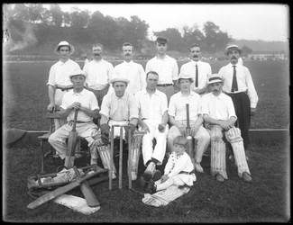 Gruppporträtt av Holdsport Cricket Club, ca 1911-12