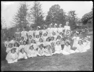 Gruppporträtt av oidentifierade småflickor, troligen från det romersk-katolska barnhemmet, Kingsbridge, Bronx, omkring 1910.