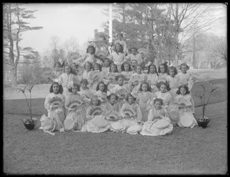 Gruppporträtt av oidentifierade små flickor, troligen det romersk-katolska föräldrahemmet, Kingsbridge, Bronx, ca 1911