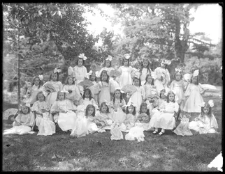 Gruppporträtt av oidentifierade små flickor, troligen den romersk-katolska föräldralösa asylen, Kingsbridge, Bronx, ca 1910