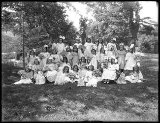 Gruppporträtt av oidentifierade små flickor, troligen det romersk-katolska föräldrahemmet, Kingsbridge, Bronx, ca 1910