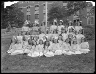 Gruppporträtt av oidentifierade små flickor, troligen den romersk-katolska föräldralösa asylen, Kingsbridge, Bronx, ca 1910