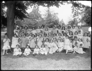 Gruppporträtt av oidentifierade små flickor, troligen den romersk-katolska föräldralösa asylen, Kingsbridge, Bronx, ca 1910