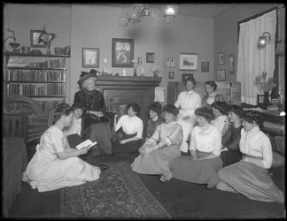 Harriet E. Hassler med en grupp unga kvinnor, 206 W. 13th Street, New York, ca 1912