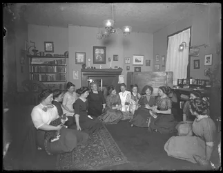 Harriet E. Hassler med en grupp unga kvinnor, 206 W. 13th Street, New York, omkring 1912.