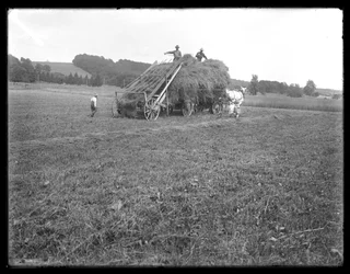 Hövagn, lantarbetare och barn, visar apparater för att lyfta höet, McCready Farm, Crawford County, Pennsylvania, ca 1913