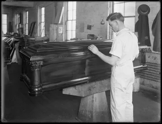 Inspekterar en kista, Oneida, New York, 3 april 1916