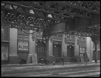 Italienska skyltar utanför Thalia Theatre, 46 Bowery, New York City, mars 1916