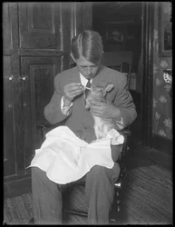James H. Hassler matar en kanin, ca 1912