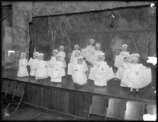 Dagisbarn på scenen: mycket små flickor uppträder på en liten scen, troligen den romersk-katolska föräldralöshetsanstalten, Kingsbridge, Bronx, ca 1911