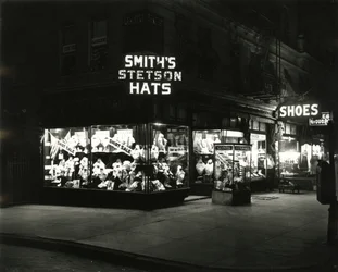 Upplysta butiksfasader som annonserar Smith