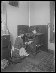 Miss Bates tar bröd från ugnen, ca 1913