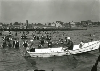 Roddbåt och simmare i vattnet, Coney Island, c.1910-21