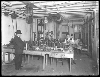 Verkstad på sjätte våningen, Geyser Electric Water Heater Company, 42 Hudson Street, New York City, 31 december 1914